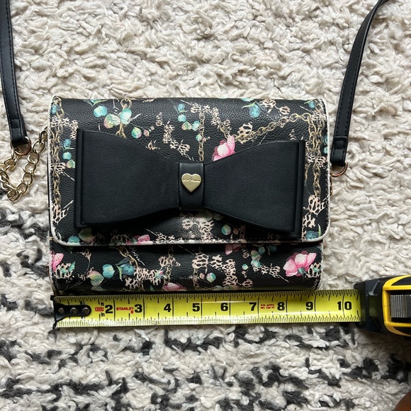 Vintage y2k Betsey Johnson Crossbody Bag with Bow & Adjustable Straps - Picture 2 of 8